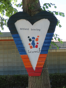 850156 Afbeelding van een zelf getimmerd hart met de tekst 'Mitland bowling Tot sneL!', op een boom langs de Ariënslaan ...